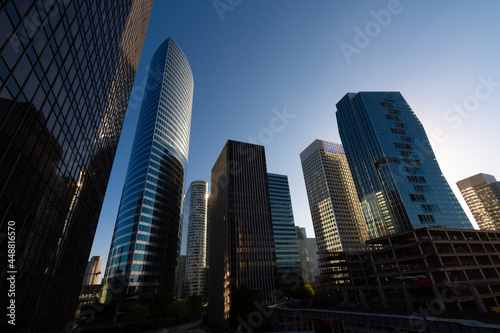 Tours de bureaux modernes en acier et en verre situées dans le quartier d'affaires international de Paris- La Défense, France. Concepts d'affaires et de finance globale