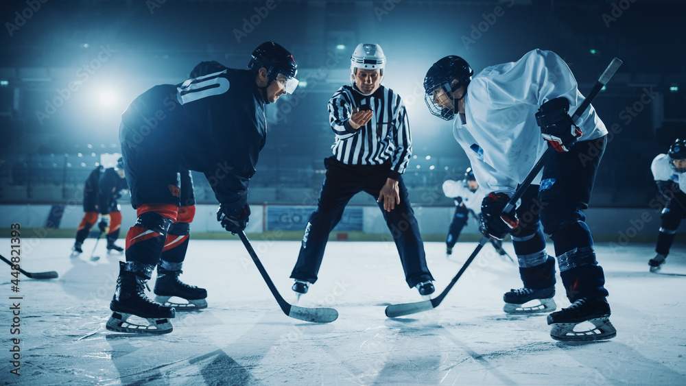 Foto Stock Ice Hockey Rink Arena Game Start: Two Players Brutal Face off,  Sticks Ready, Referee is Going to Drop the Puck, Athletes Ready to Fight.  Intense Game Wide of Energy Competition,