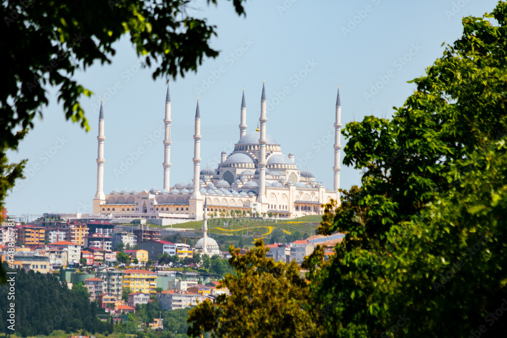 Naklejka premium Camlica Mosque in Istanbul at daytime. Turkey's biggest mosque.
