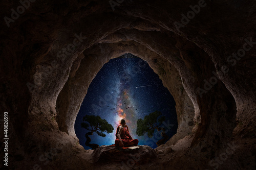 Fotografie, Tablou Buddhist monk meditation from a natural cave