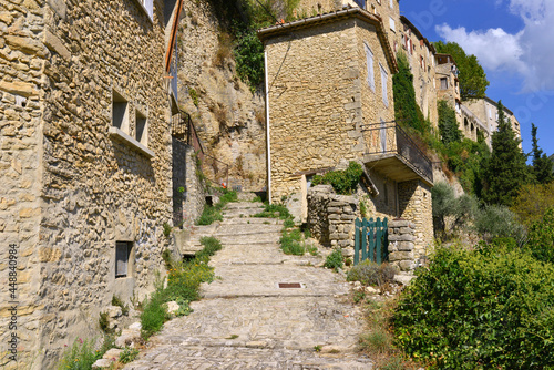 La Calade du Mouret tout de pierres vêtue à Montbrun-les-Bains (26570) face au massif montagneux, département de la Drôme en région Auvergne-Rhône-Alpes, France photo