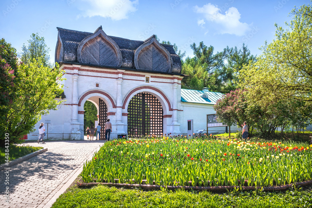 Naklejka premium The gate to the territory of the Kolomenskoye park in Moscow