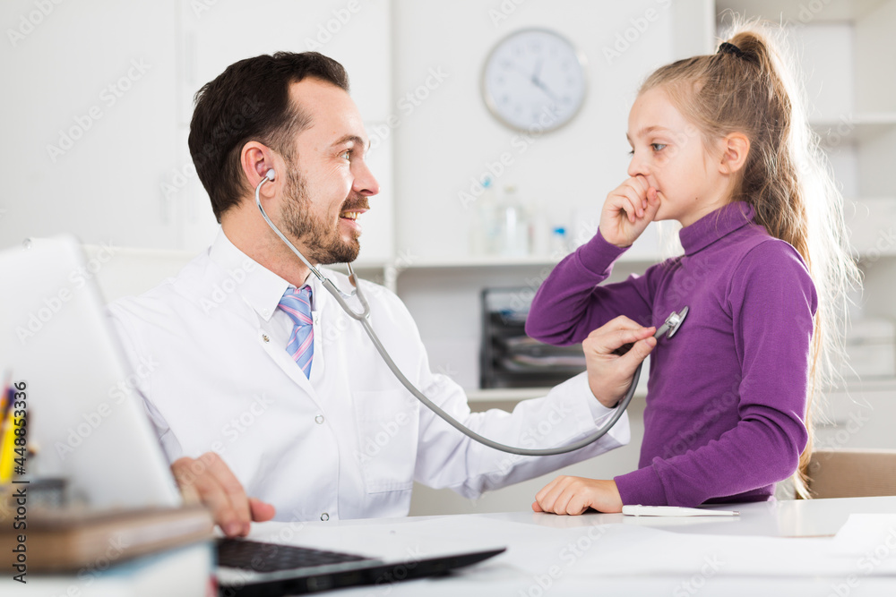 Fototapeta premium Young female visitor consulting smiling man doctor in hospital