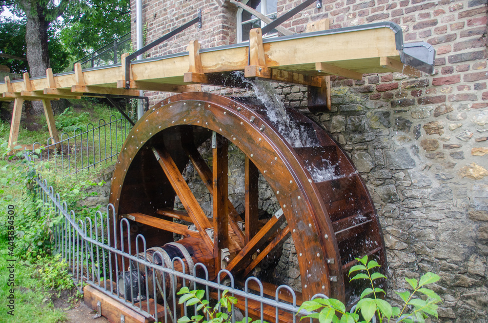 Aachen: Die Welsche Mühle ist eine Mühle in Aachen mit oberschlächtigem Wasserrad. Sie liegt im Ortsteil Haaren und wird vom Wasser des Haarbachs gespeis
