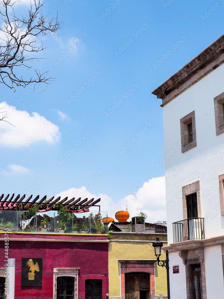 Edificio Colonial Blanco para Publicidad