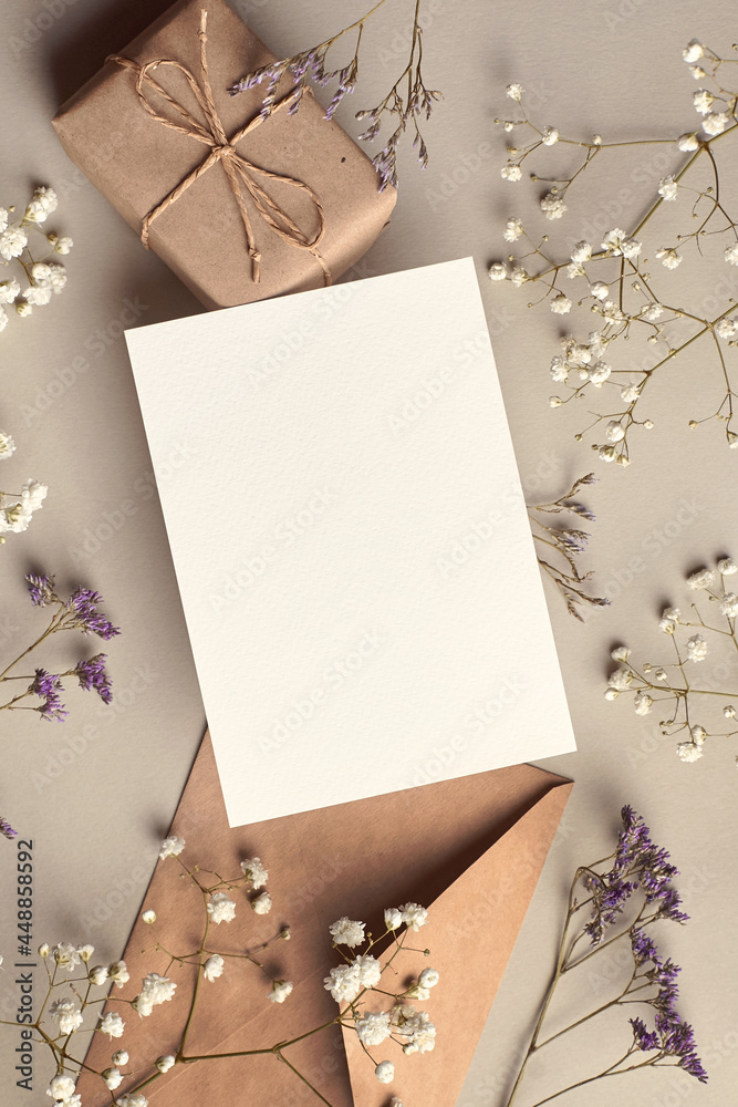 Φωτογραφία Invitation or greeting card mockup with gift box and dry flowers twigs