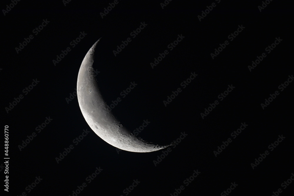 Obraz premium 2021年08月04日 月齢24.74 03時59分 夜明けの月がきれいでした
