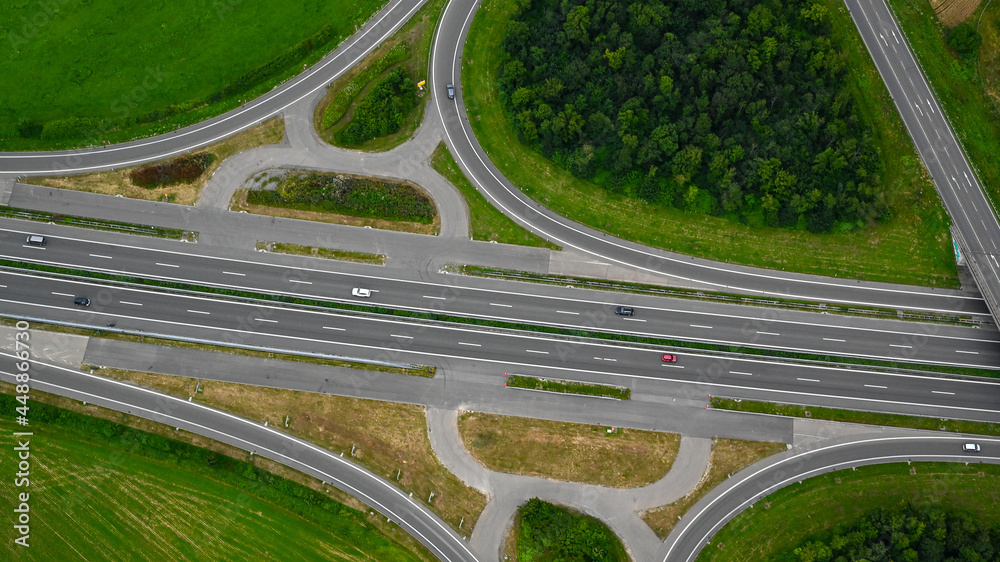 Autobahnausfahrt und Einfahrt - Verkehr Autobahn - obrazy, fototapety, plakaty 