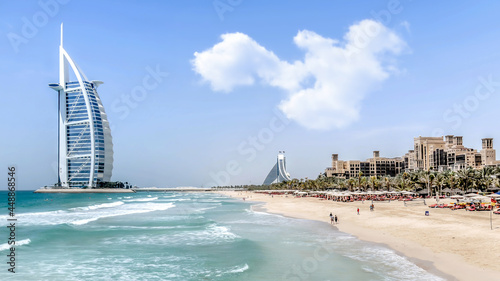 Платно Dubai, UAE - May 31, 2013 The Burj Al Arab hotel on a sunny day with unidentified people in the shore