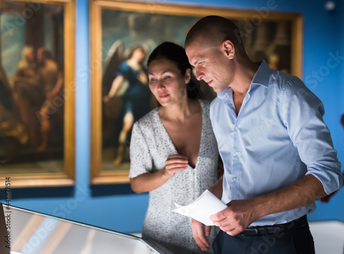 Картината върху платно Couple at exhibition in museum
