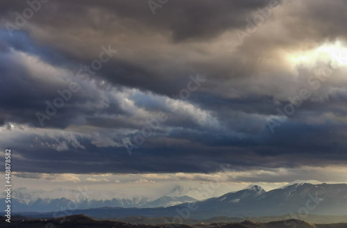 Enormi nuvole grigio azzurre sopra le montagne e le valli dell’Appennino © GjGj