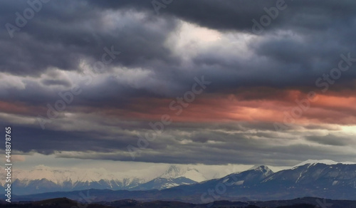Nuvole rosse sopra le cime innevate dei monti Appennini © GjGj