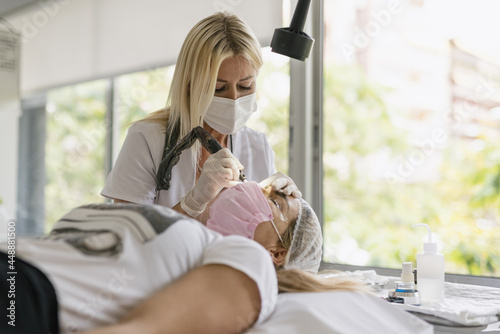 Cosmetologist doing micropigmentation photo