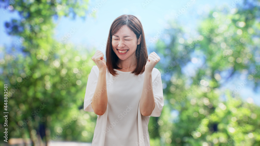 木々の前に立つ白い服を着た女性 木々の前に立つ白い服を着た女性