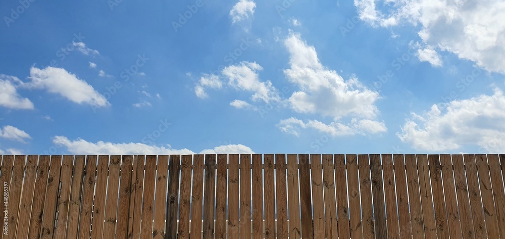 나무 울타리 너머로 보이는 구름이 가득한 파란하늘
A blue sky full of clouds seen through a wooden fence
나무 울타리 너머로 보이는 구름이 가득한 파란하늘
A blue sky full of clouds seen through a wooden fence