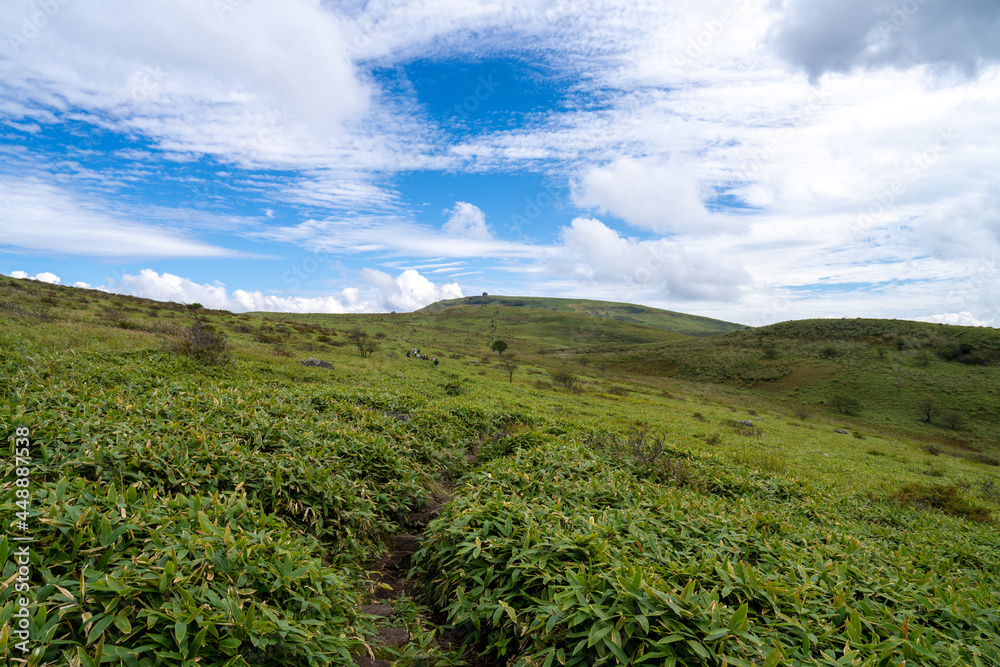 長野県諏訪市の霧ヶ峰を登山している風景 A view of climbing Kirigamine Peak in Suwa City, Nagano Prefecture.