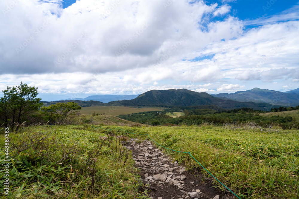 Fototapeta premium 長野県諏訪市の霧ヶ峰を登山している風景 A view of climbing Kirigamine Peak in Suwa City, Nagano Prefecture.
