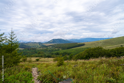 長野県諏訪市の霧ヶ峰を登山している風景
