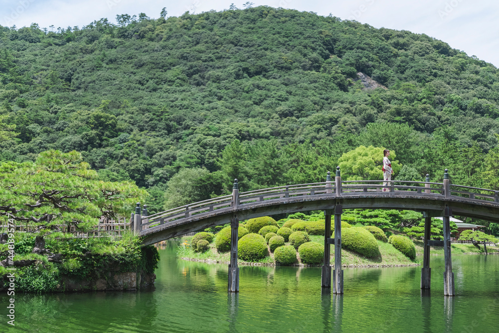 日本庭園を散策する浴衣の女性 日本庭園を散策する浴衣の女性