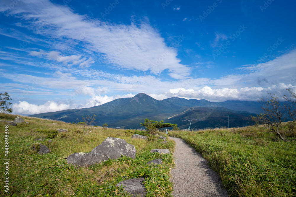 長野県諏訪市の霧ヶ峰で女性が登山している風景 A woman climbing a mountain in Kirigamine, Suwa City, Nagano Prefecture.