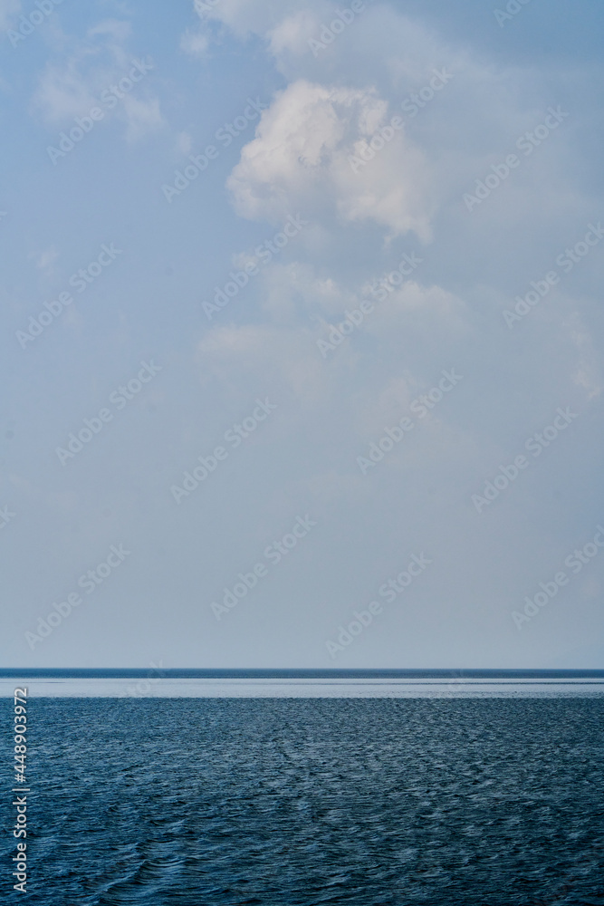 Obraz premium 青い空の下の湖の水平線