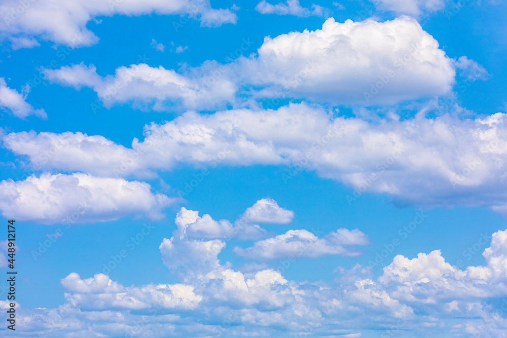 Obraz premium 爽やかな青い空と雲・夏の空