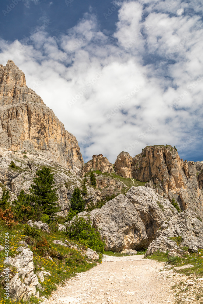 Wanderweg durch das Vajolettal zu den Vajolettürmen im Rosengarten, Trentino, Italien Wanderweg durch das Vajolettal zu den Vajolettürmen im Rosengarten, Trentino, Italien