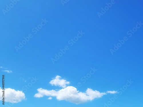 Fototapeta Naklejka Na Ścianę i Meble -  青空に浮かぶ白い雲のイラスト