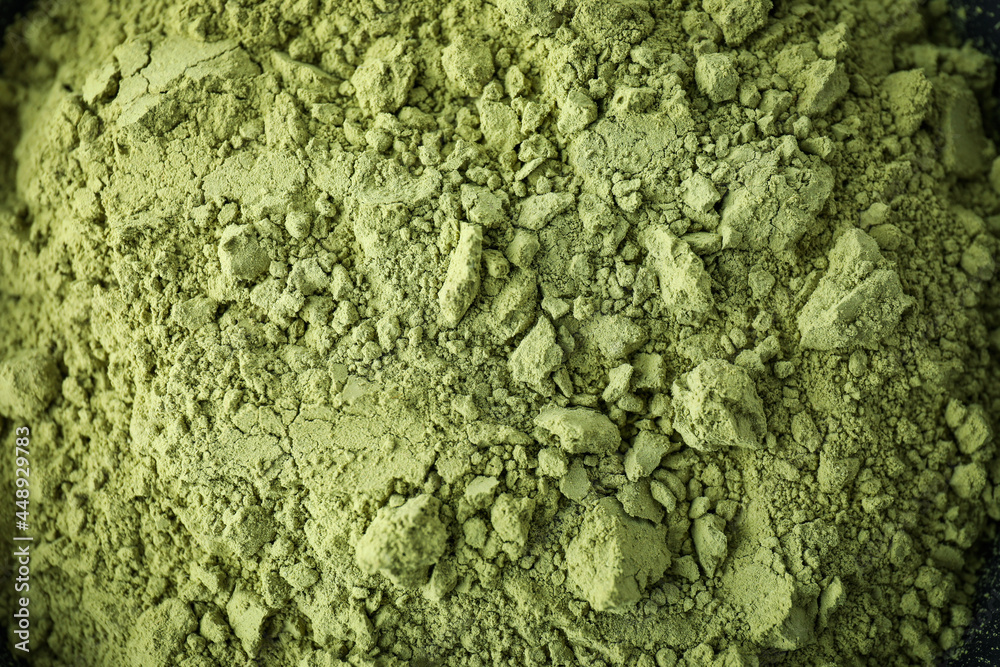 Obraz premium Bowl of green powdered matcha, close up