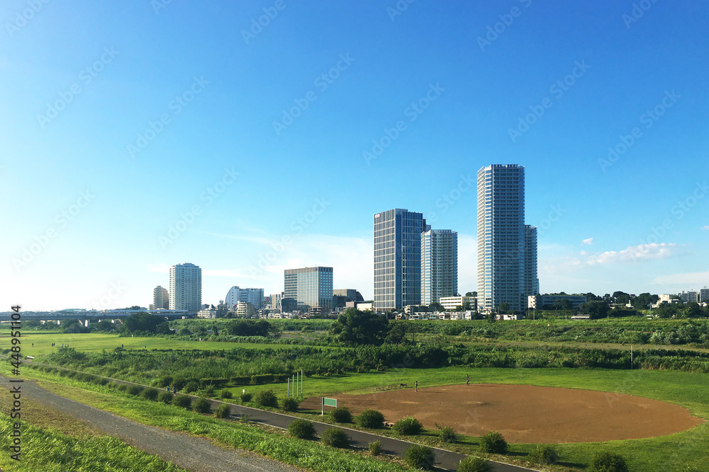 Futakotamagawa facing from the riverbed is also a group of buildings