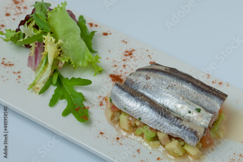 Fototapeta Naklejka Na Ścianę i Meble -  Anchoa marinada con picada de tomate y aguacate