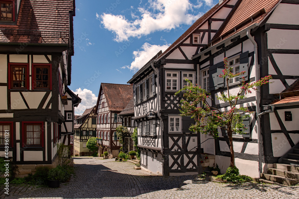 Gasse mit Fachwerkhäusern in der Altstadt von Sindelfingen in Baden-Württemberg, Deutschland