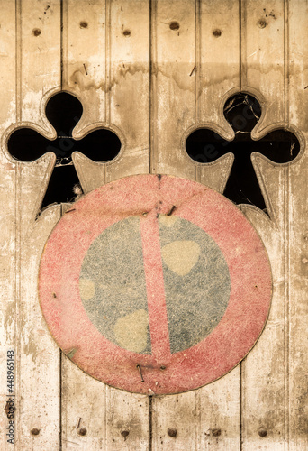 Décoration de porte de garage et panneau de stationnement interdit aux Mées, Alpes-de-Haute-Provence, France photo