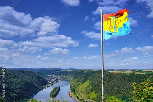 Wanderweg mit Blick auf die Mosel photo