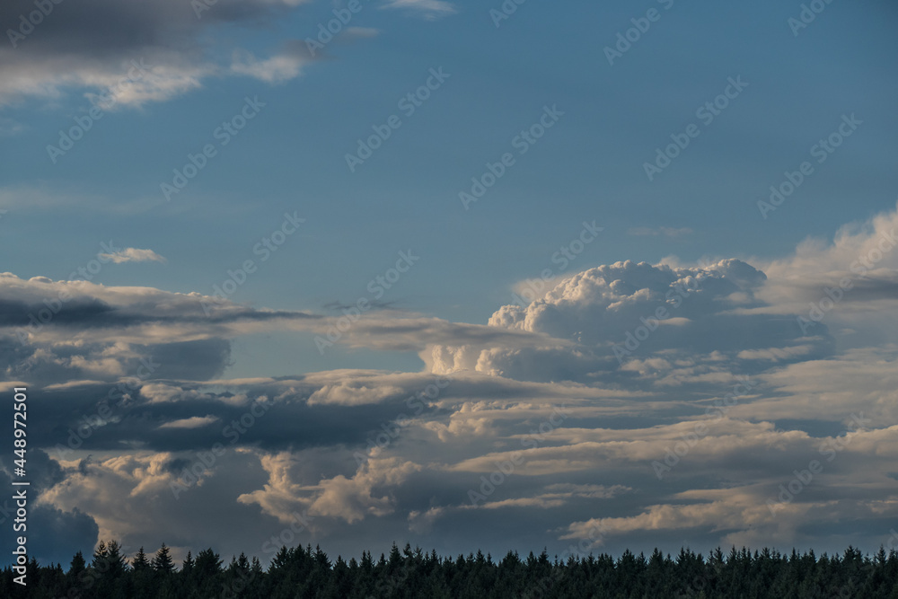 Riesige Wolkenberge über Agrarlandschaft Riesige Wolkenberge über Agrarlandschaft