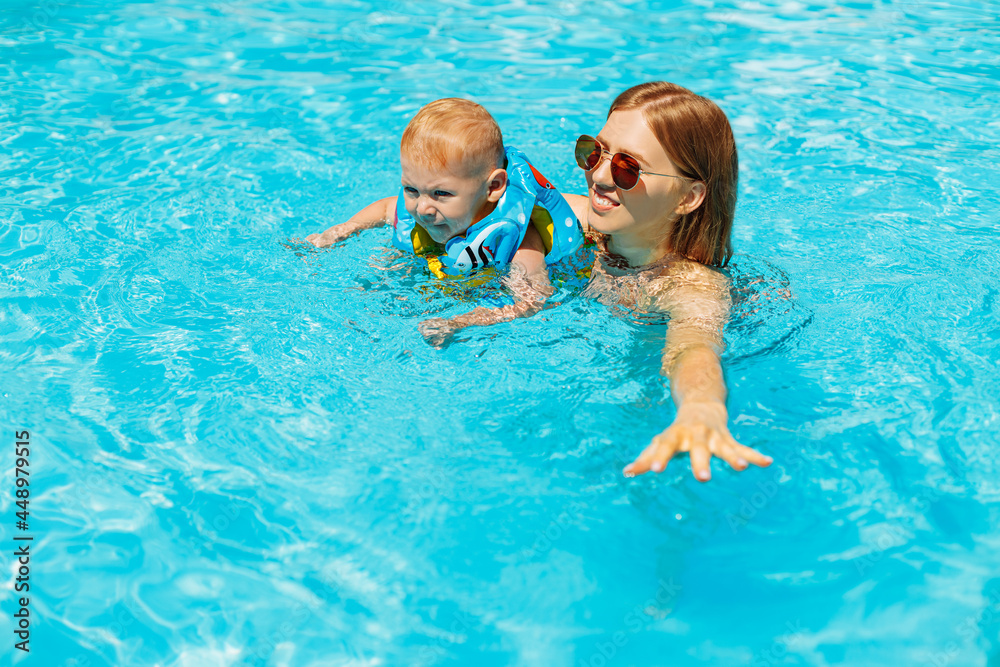 foto-de-mom-and-little-baby-swim-in-the-pool-happy-baby-learn-to-swim