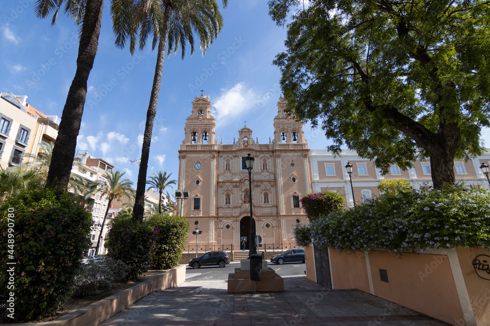 Declarada Monumento Histórico Artístico en 1970, la catedral de Nuestra Señora de la Merced es uno de los atractivos turísticos más significativos de Huelva capital, España - obrazy, fototapety, plakaty 