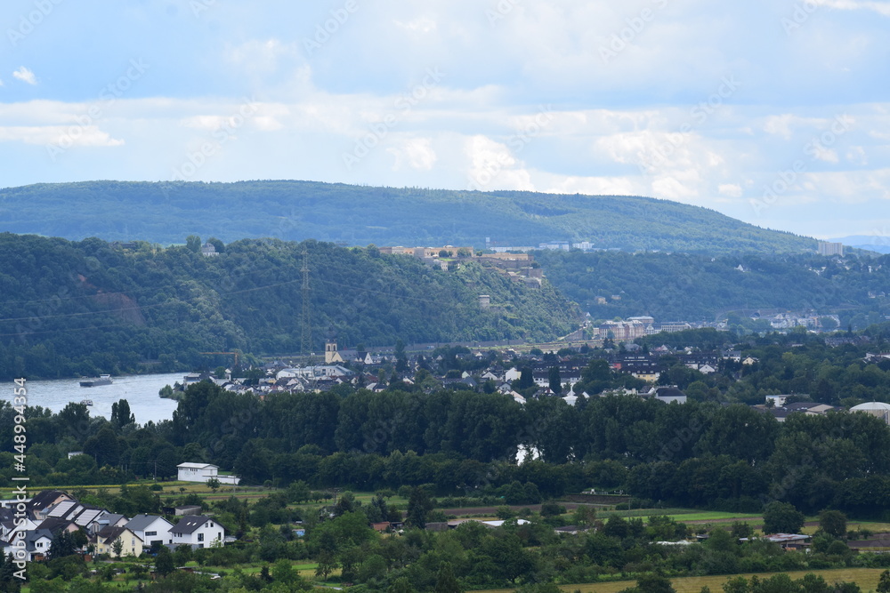 Blick über Koblenz mit Festung Ehrenbreitstein im Hintergrund