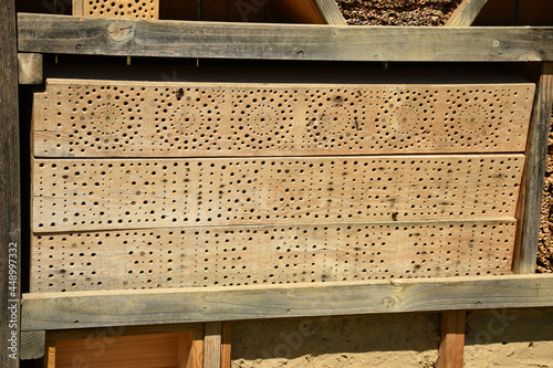Großes Insektenhotel mit Bewohnern