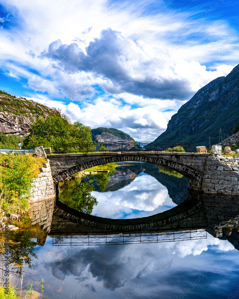 Brücken Spiegelung in Norwegen