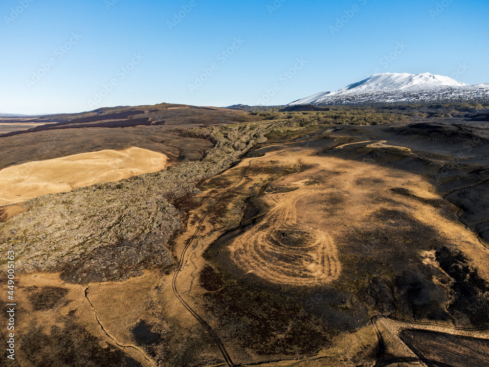 Fototapeta premium Lavafeld auf Island, im Hintergrund der Vulkan Hekla