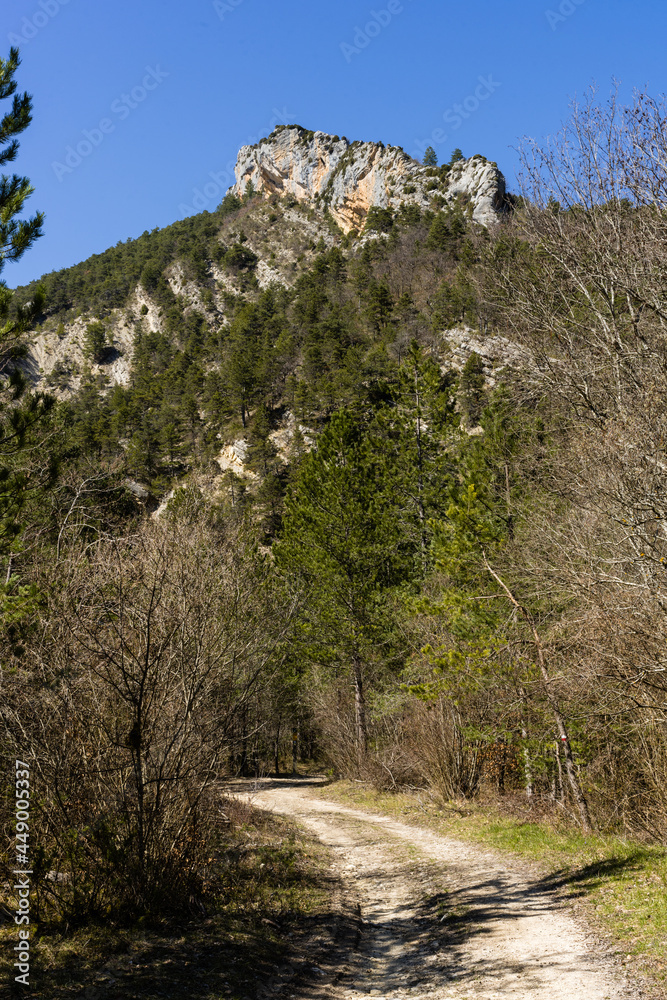 Drôme, chemin vers le ruisseau de la Doux, Aix-en-Diois, Auvergne-Rhône-Alpes, France Drôme, chemin vers le ruisseau de la Doux, Aix-en-Diois, Auvergne-Rhône-Alpes, France