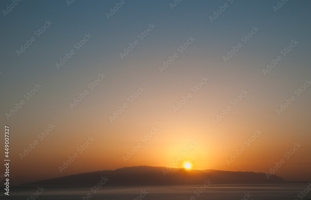 Insel m Sonnenuntergang mit zarten Farben in blau orange rot