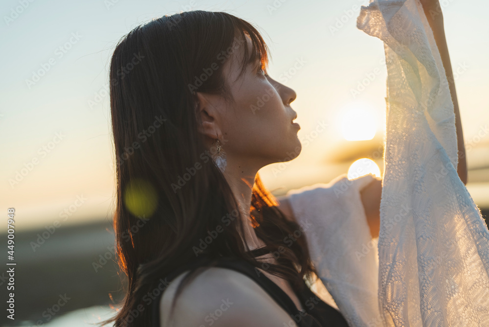 夕暮れの海にいる女性 夕暮れの海にいる女性