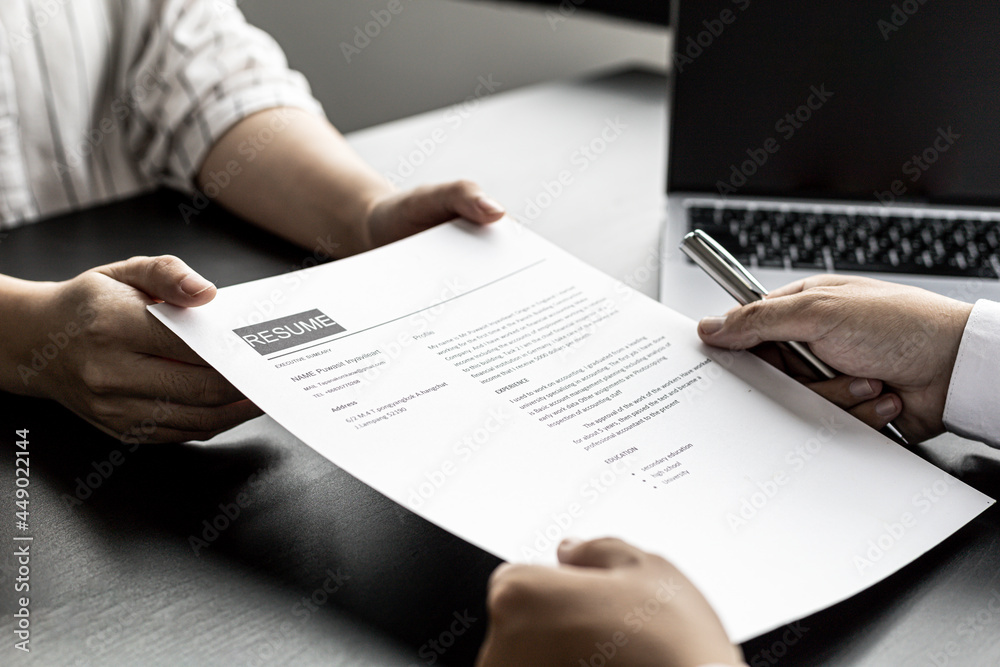 Applicants submit resumes to managers for job interviews, the resume should contain important information about themselves to make it easier to get a chance to be considered for a job offer. Applicants submit resumes to managers for job interviews, the resume should contain important information about themselves to make it easier to get a chance to be considered for a job offer.