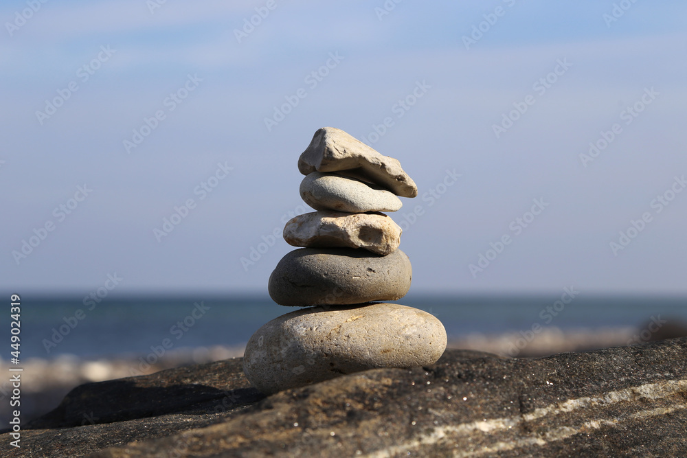 Fototapeta premium Kieselstein Pyramide am Ostsee Strand im Herbst