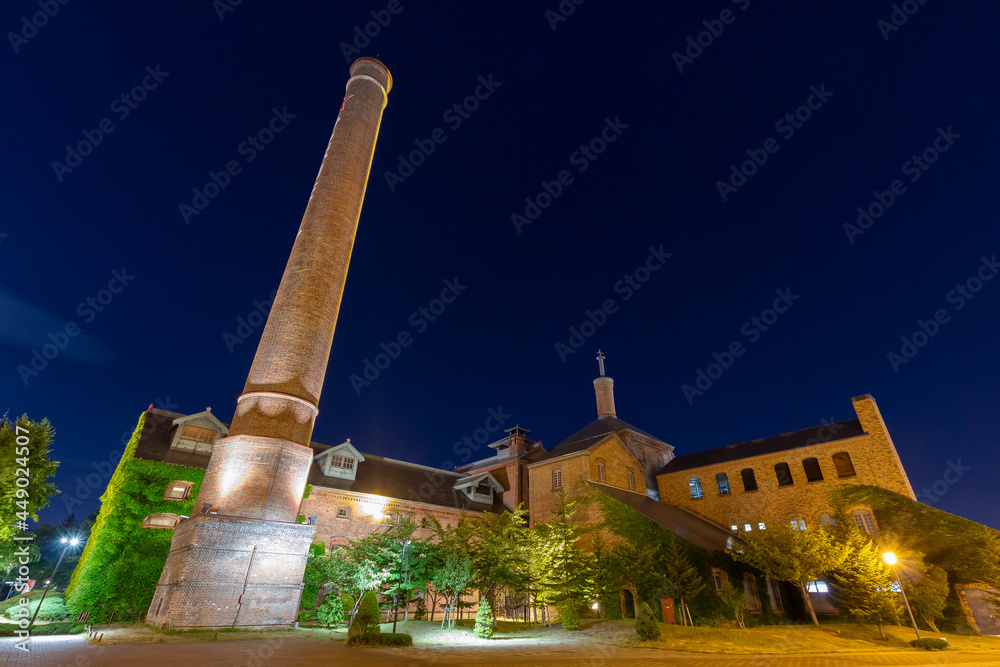 Fototapeta premium 煙突広場より見るサッポロビール博物館夜景