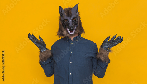 Foto A werewolf making the gesture of not knowing
