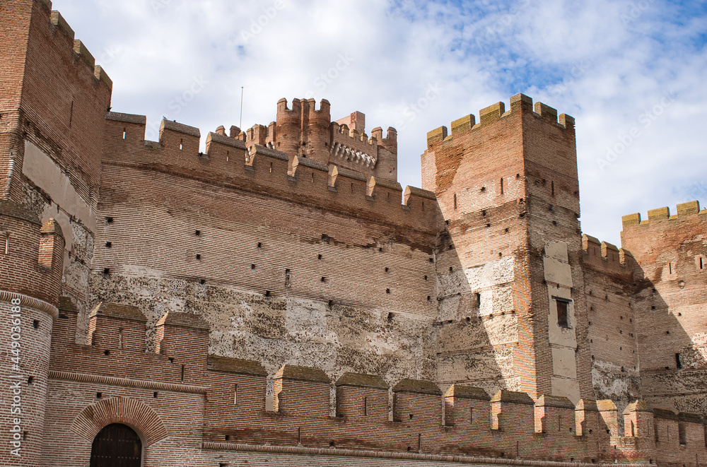 Detalle murallas almenadas de ladrillo del castillo medieval de La Mota en Medina del Campo, España
