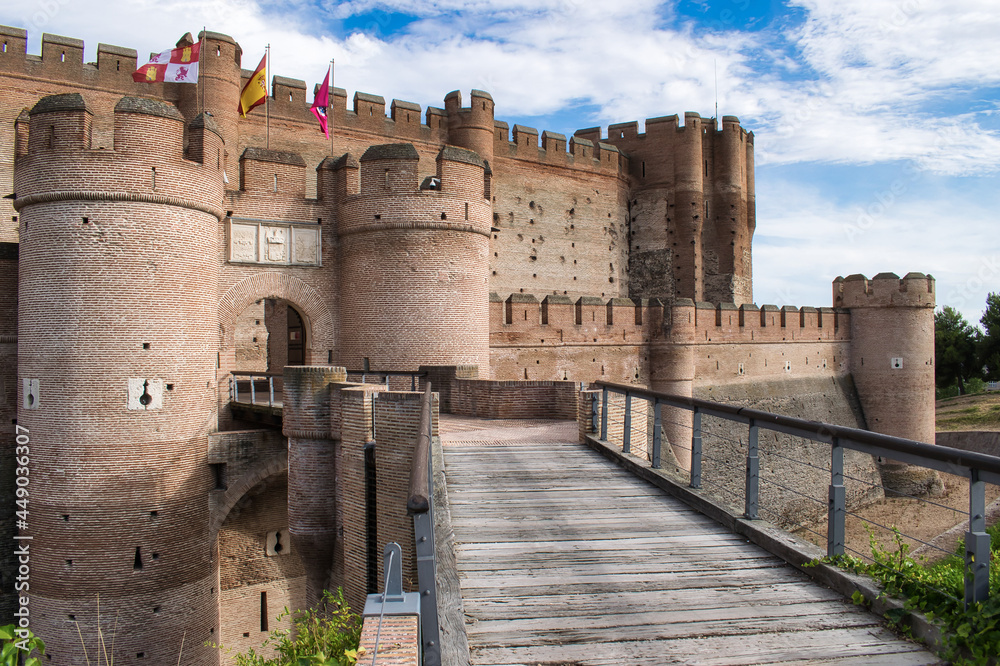 Puente levadizo entrada fortificada al castillo de La Mota en Medina del Campo, España